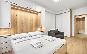 Moderně zařízený apartmán s garážovým stáním